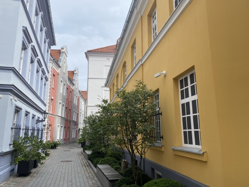 Der Konventhof, frher Armenhuser und Herbergen, in den 1990ern restauriert und nun Hotel, Bros und Boutiquen, versteckt hinter dem Konventhaus.